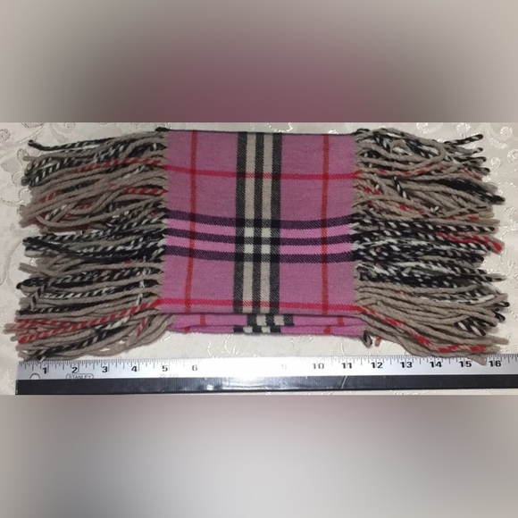 Pink plaid authentic Burberry scarf with fringe - Picture 4 of 6